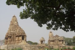 10-The Kandariya Mahadev (left) and the Devi Jagadami (right) Tempel